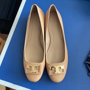 Tory Birch. Size 9. Cream/Tan. Short heel